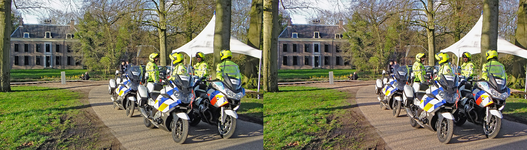 825500 Afbeelding van de motorescorte van de politie op de oprijlaan naar het landhuis Oud Amelisweerd (Koningslaan 9) ...